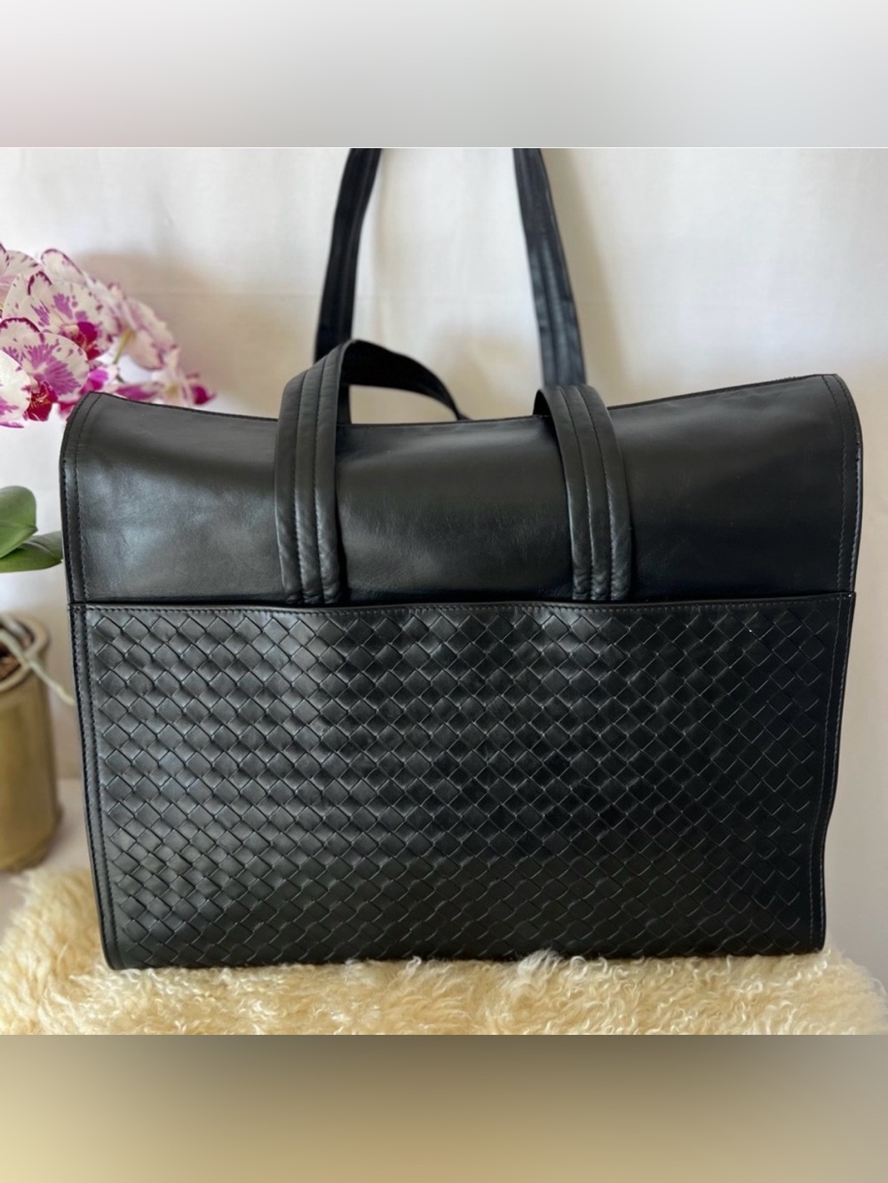 BOTTEGA VENETA
Intreccatio Leather Top Handle Bag - unisex Bag **NWT